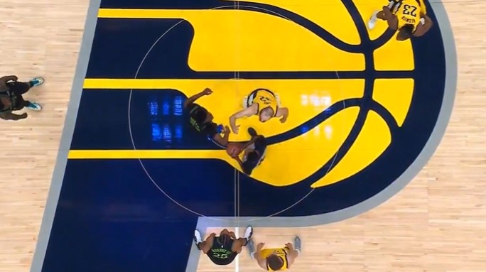 世界杯比赛直播入口-🤣笑尿！奎因中场跳球时四次提前起跳 然后最后一次没有跳