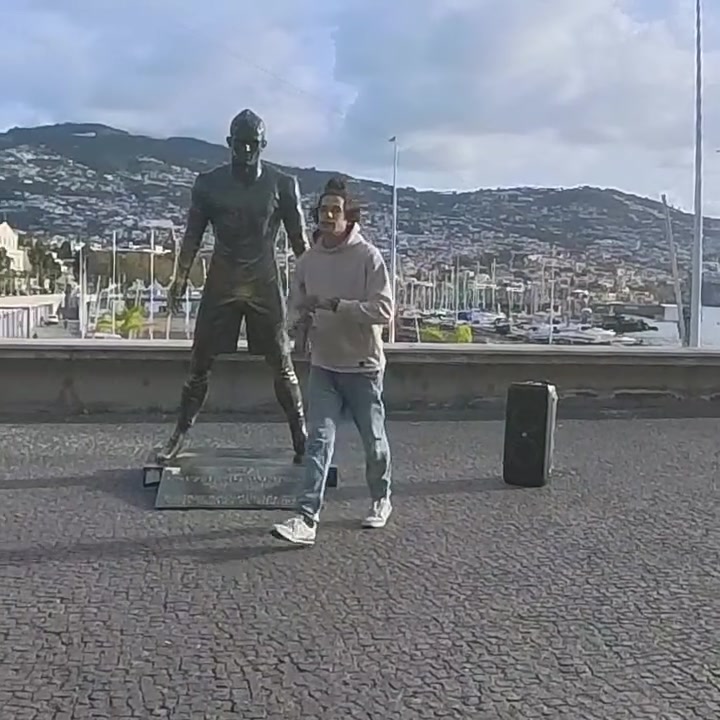 世界杯高清直播平台-一人烧C罗雕像后疯狂跳舞，葡媒：此人有前科，警方正追查